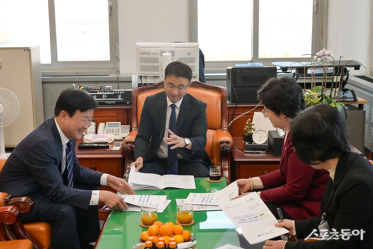 정기명 여수시장이 지난 14일 내년도 정부 예산안에 대한 국회 심의를 앞두고 지역 주요 현안사업의 국비 증액을 위해 국회를 방문했다. 사진제공=여수시