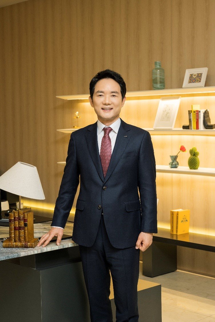 에듀윌 양형남 회장. 양 회장은 경영 일선에 복귀한 지 2년여 만에 회사를 극적으로 회생시키며 오너 경영의 저력을 보여주고 있다. 올 상반기엔 영업이익 58억원을 기록하는 등 흑자 전환의 가속화를 이끌고 있다. 사진제공 ㅣ 에듀윌