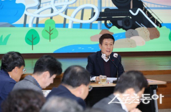 이강덕 시장이 5일 확대간부회의를 주재하며 포항 미래 신성장 동력 발굴과 육성을 통한 도시 경쟁력 강화로 시민이 체감하는 변화를 만들어 갈 것을 강조하고 있는 모습. 사진제공ㅣ포항시