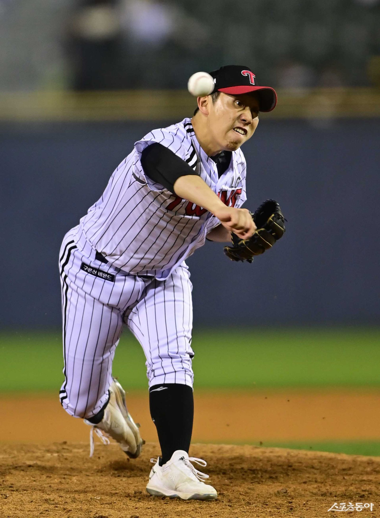 국군체육부대는 5일 상무 야구단 최종 합격자를 발표하고 해당 선수들에게 결과를 발표했다. 이번 선발에는 각 구단에서 눈도장을 찍은 유망주들이 다수 이름을 올렸다. LG 박명근. 스포츠동아DB