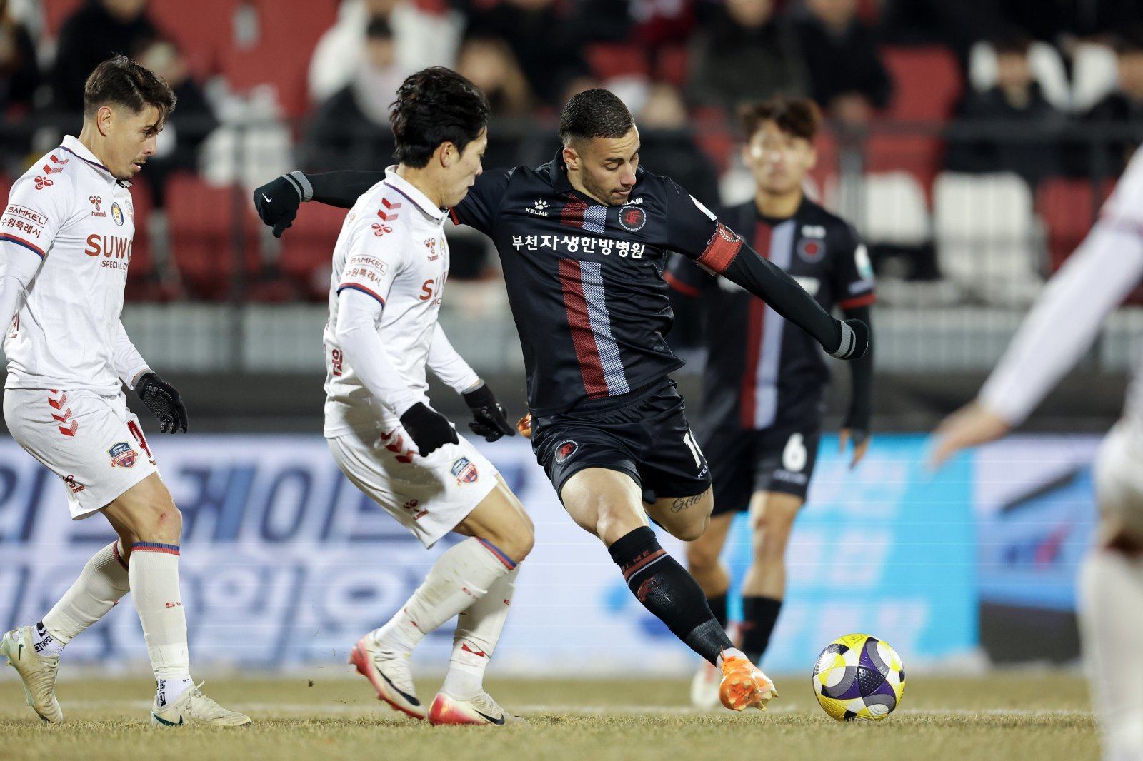 부천 바사니가 5일 부천종합운동장에서 열린 수원FC와 승강 PO 1차전 홈경기 도중 왼발 슛을 시도하고 있다. 사진제공｜한국프로축구연맹