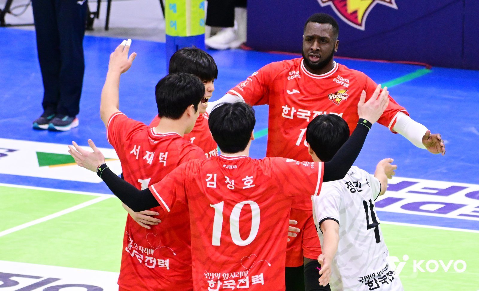 ‘집념’의 한국전력, OK저축은행과 풀세트 접전 끝 승리…베논 37득점 폭발