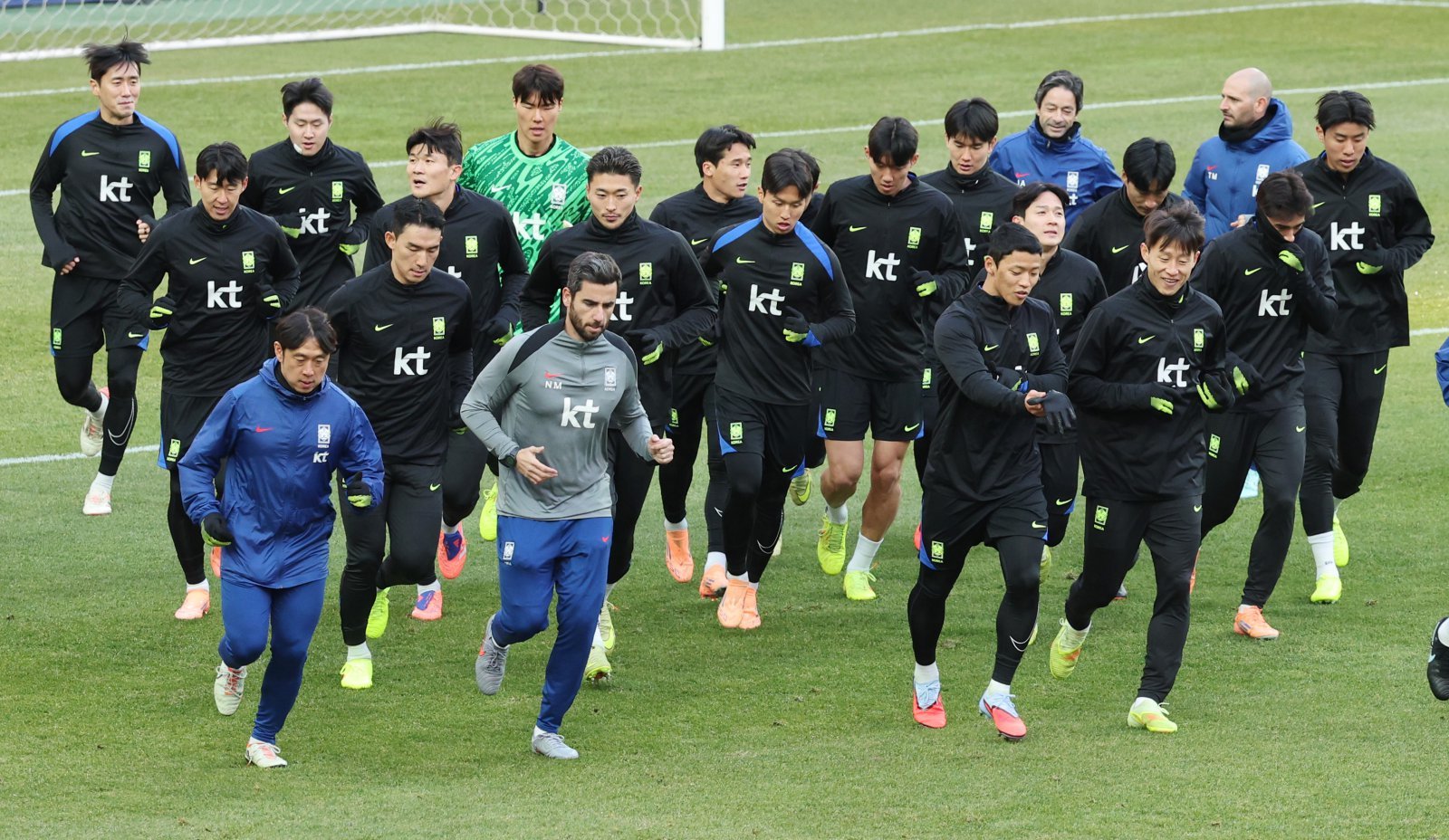 ‘디 애슬레틱’은 5일(한국시간) 북중미월드컵 48개국의 전력 순위를 매겨 한국을 17위로 평가했다. ‘디 애슬레틱’은 “빅네임 선수들이 모두 제 기량을 발휘한다면 아시아에서 가장 멀리 갈 팀은 한국”이라고 밝혔다. 상암｜뉴시스