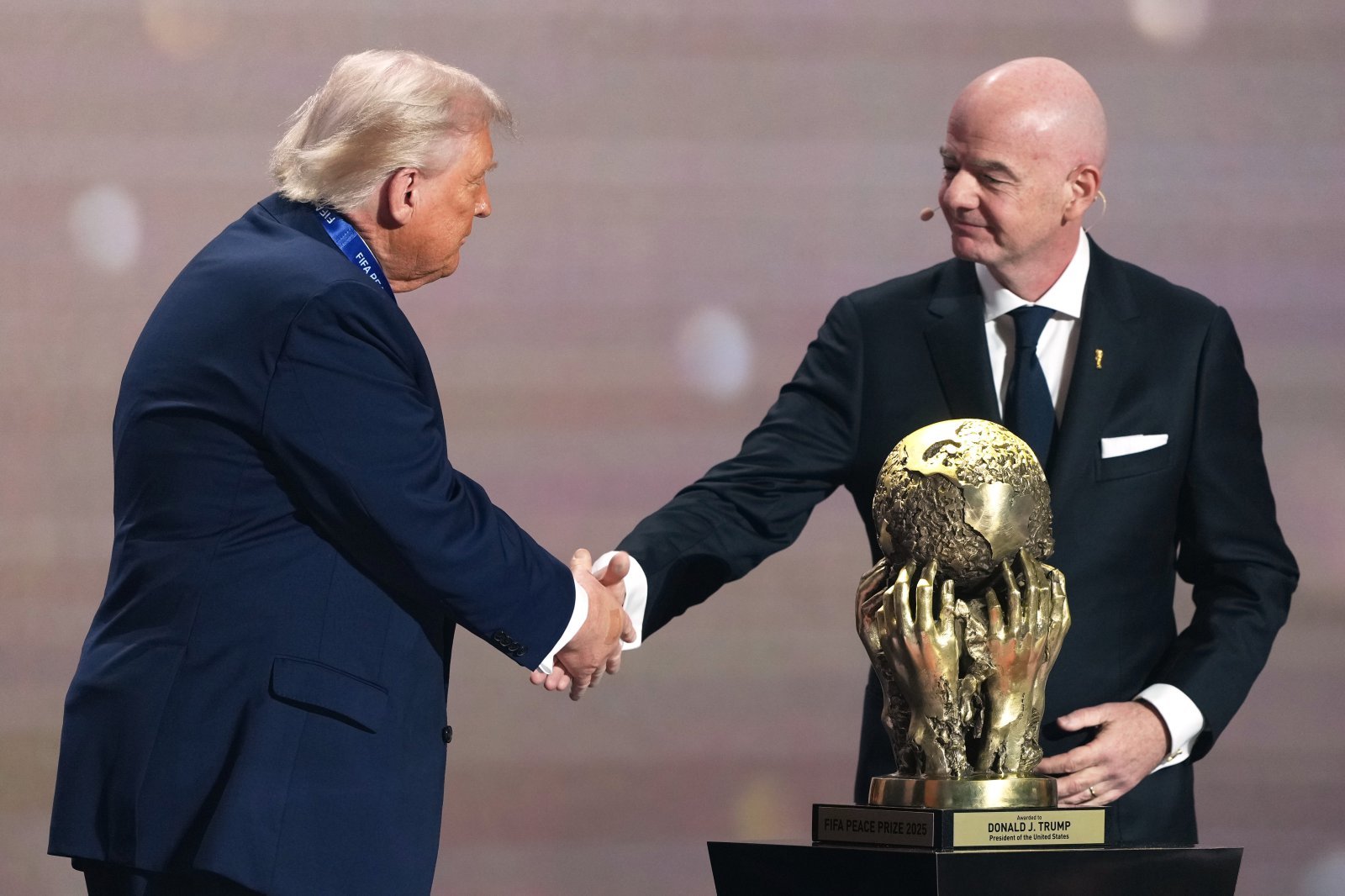 지아니 인판티노 FIFA 회장(오른쪽)이 6일 워싱턴DC 케네디센터에서 열린 2026북중미월드컵 조추첨식에 앞서 도널드 트럼프 미국 대통령에게 초대 ‘FIFA 평화상’을 수여한 뒤 악수하고 있다. 워싱턴|AP뉴시스