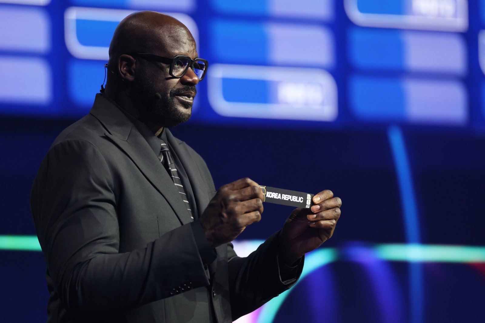 전 NBA스타 샤킬 오닐이 6일 미국 워싱턴 케네디센터에서 진행된 2026북중미월드컵 조추첨식에서 포트2 ‘한국’을 들어보이고 있다. 워싱턴|AP뉴시스