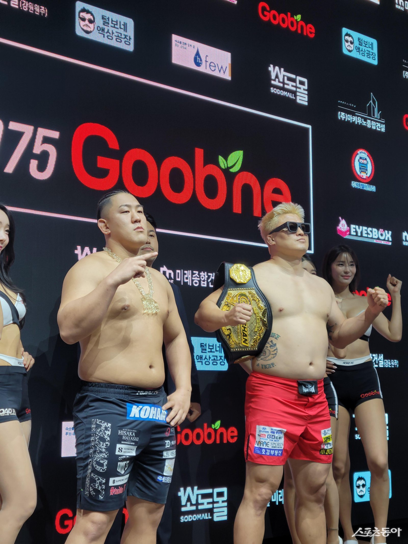 6일 강남구 신사동에 위치한 ‘도무스(DOMVS)’에서 굽네 로드FC 075 대회 공식 계체 행사가 열렸다. 대회 메인이벤트를 맡은 배동현(오른쪽)과 세키노 타이세이가 계체를 통과한 뒤 사진촬영을 하고 있다. 장은상 기자 award@donga.com