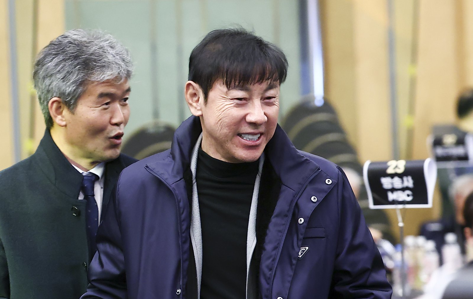 KFA가 울산에 6일 신태용 전 감독(앞)의 선수 폭행 논란을 조사하고자 구단이 파악한 사실관계를 알려달라는 공문을 보냈다. 뉴시스