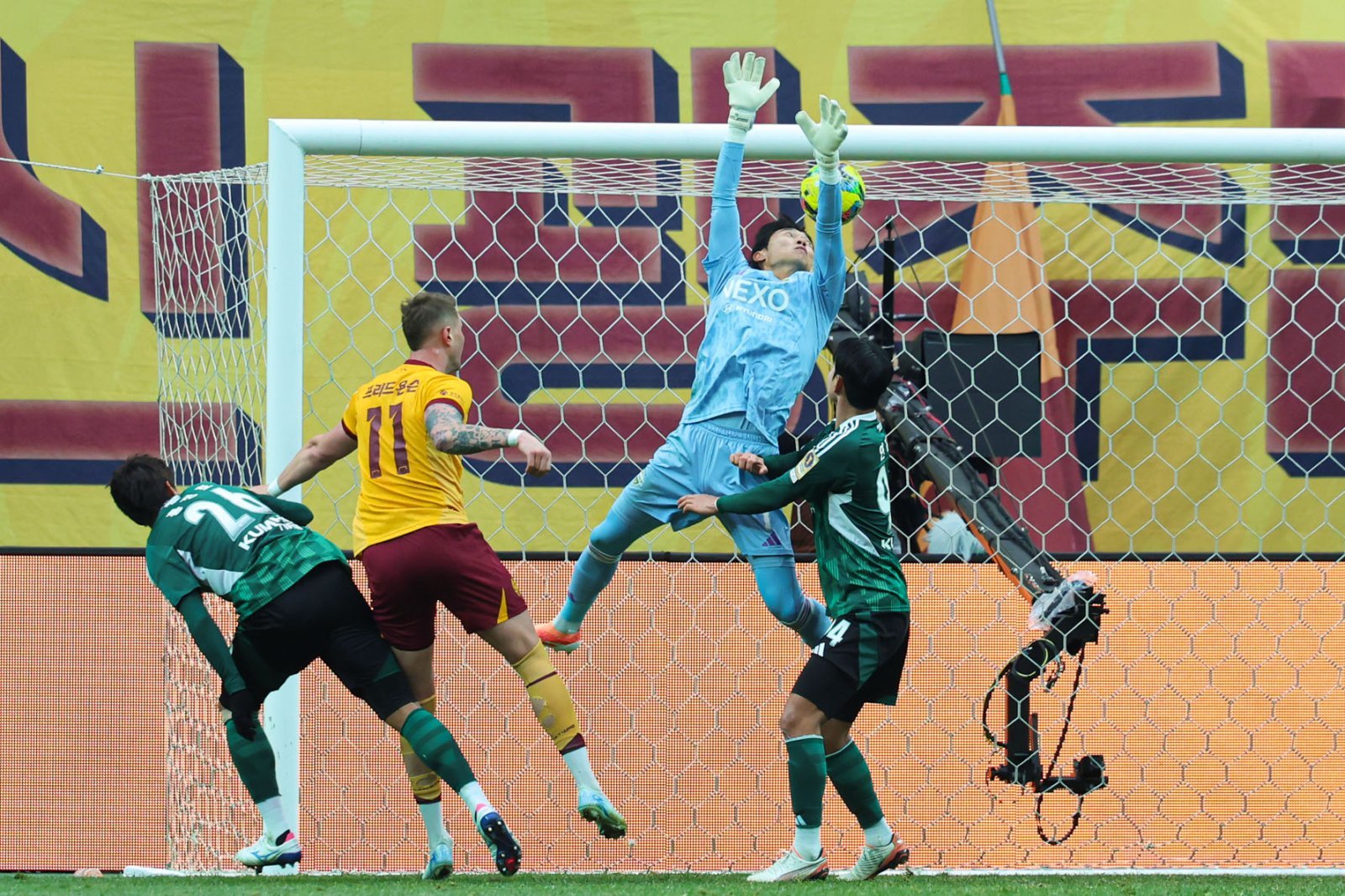 광주 프리드욘슨(11번)이 6일 서울월드컵경기장서 열린 전북과 코리아컵 파이널에서 후반 헤더 동점골을 성공시켰다. 상암｜뉴시스