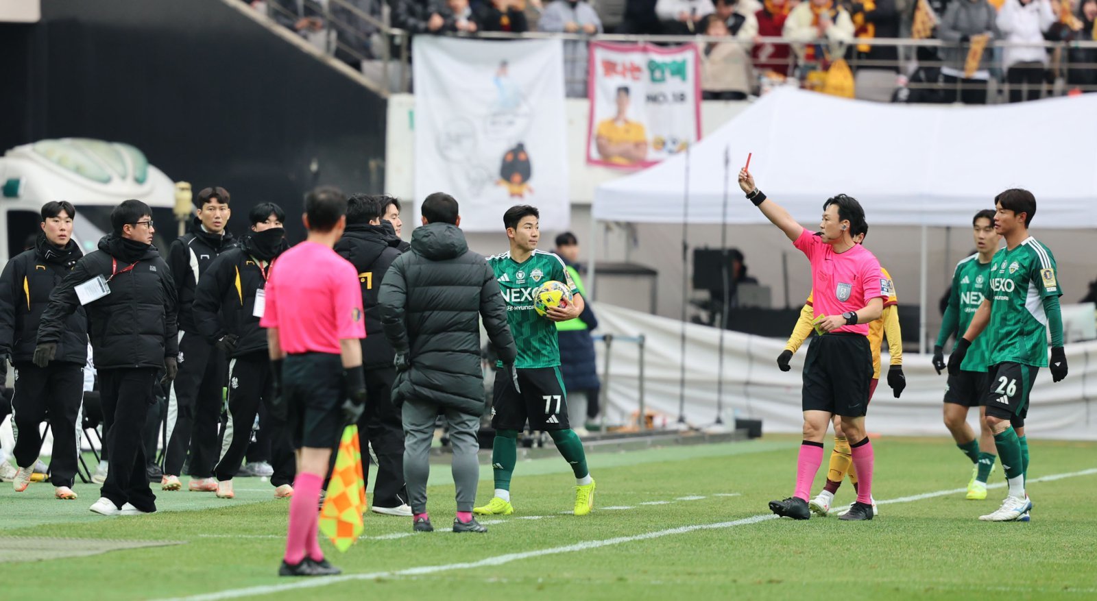 박병진 주심이 6일 전북과 광주의 코리아컵 파이널 전반 막판, 이정효 광주 감독을 퇴장시키고 있다. 상암｜뉴시스