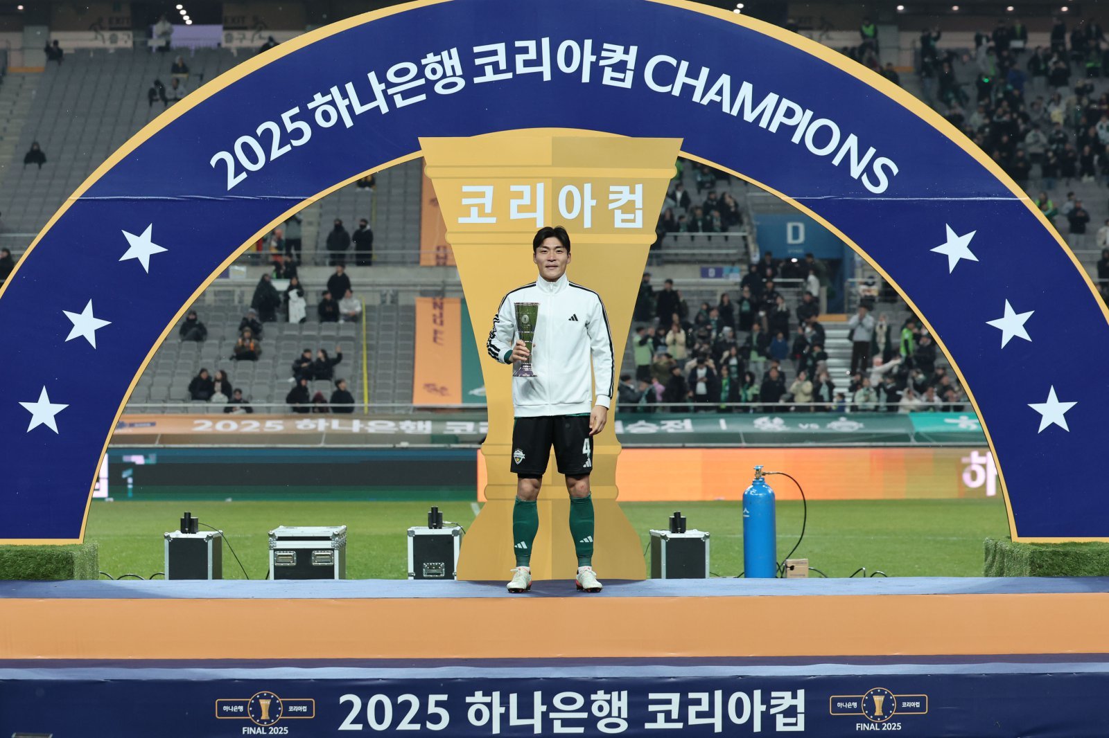 전북 주장 박진섭이 6일 서울월드컵경기장에서 코리아컵 우승을 확정한 뒤 대회 MVP를 수상했다. 상암│뉴시스