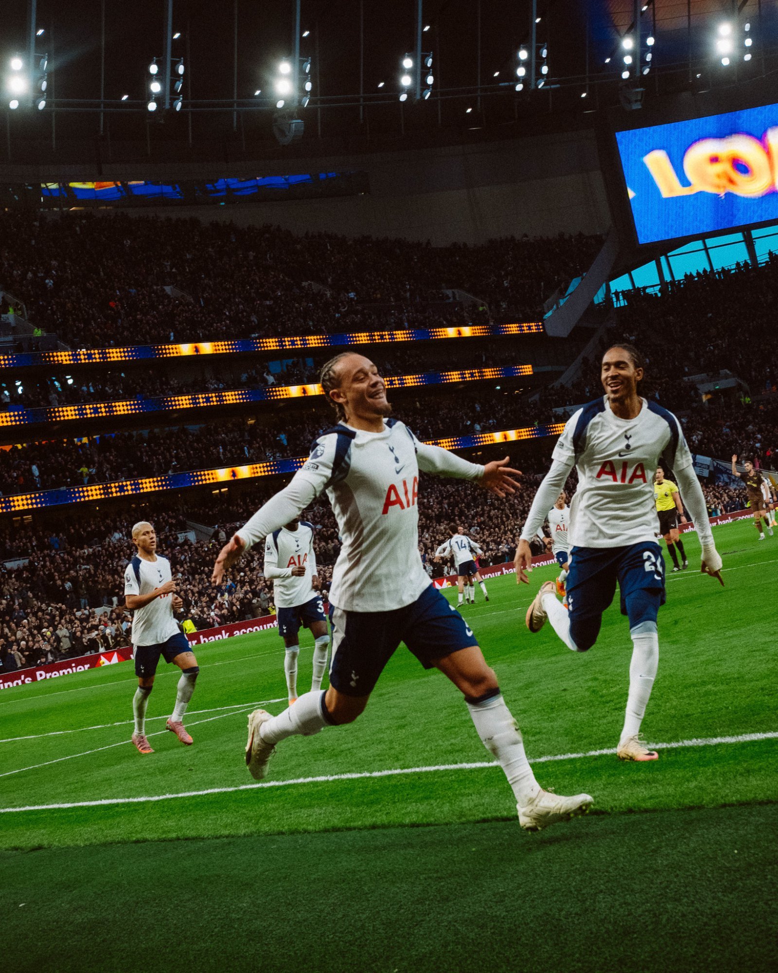 토트넘 사비 시몬스가 7일(한국시간) 브렌트포드와 홈경기 도중 득점한 뒤 기뻐하고 있다. 사진출처｜토트넘 페이스북