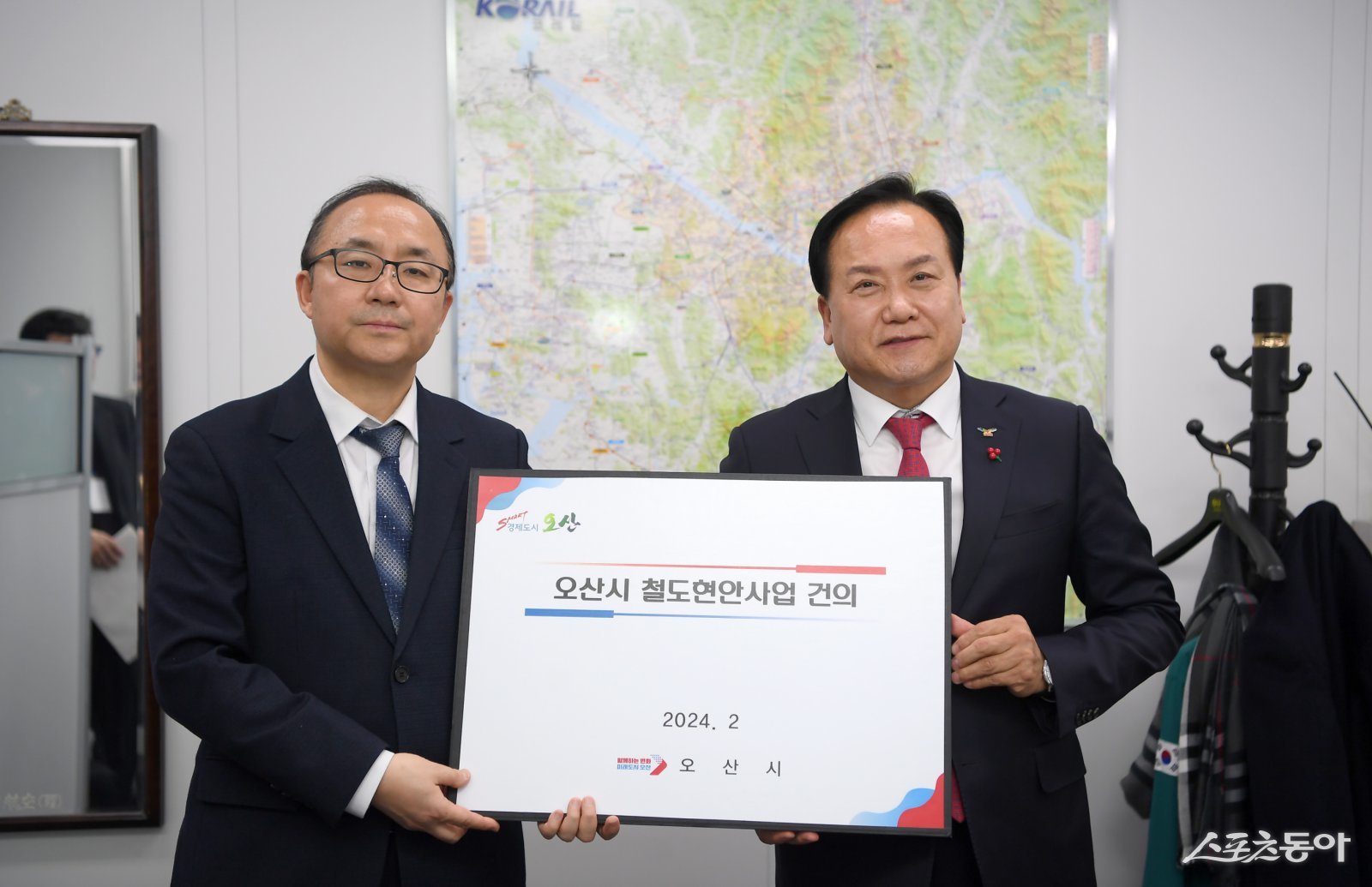 오산시(시장 이권재)가 분당선 오산 연장사업의 조속한 추진 필요성을 강조하며, 여야 정치권과 초당적 협력 체계를 구축해 사업 실현에 박차를 가하겠다는 입장을 밝혔다(지난 2024년 2월 22일 이권재 오산시장 오른쪽 철도국장 면담 모습). 사진제공｜오산시