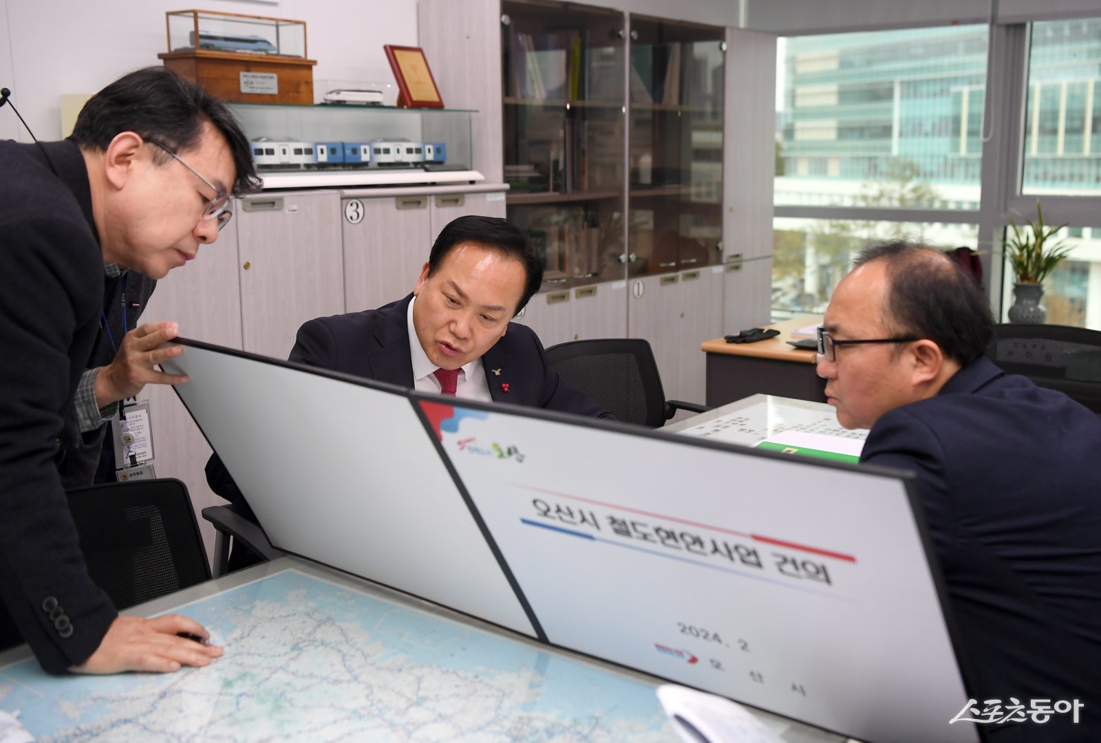 오산시(시장 이권재)가 분당선 오산 연장사업의 조속한 추진 필요성을 강조하며, 여야 정치권과 초당적 협력 체계를 구축해 사업 실현에 박차를 가하겠다는 입장을 밝혔다(지난 2024년 2월 22일 이권재 오산시장 가운데 철도국장 면담 모습). 사진제공｜오산시