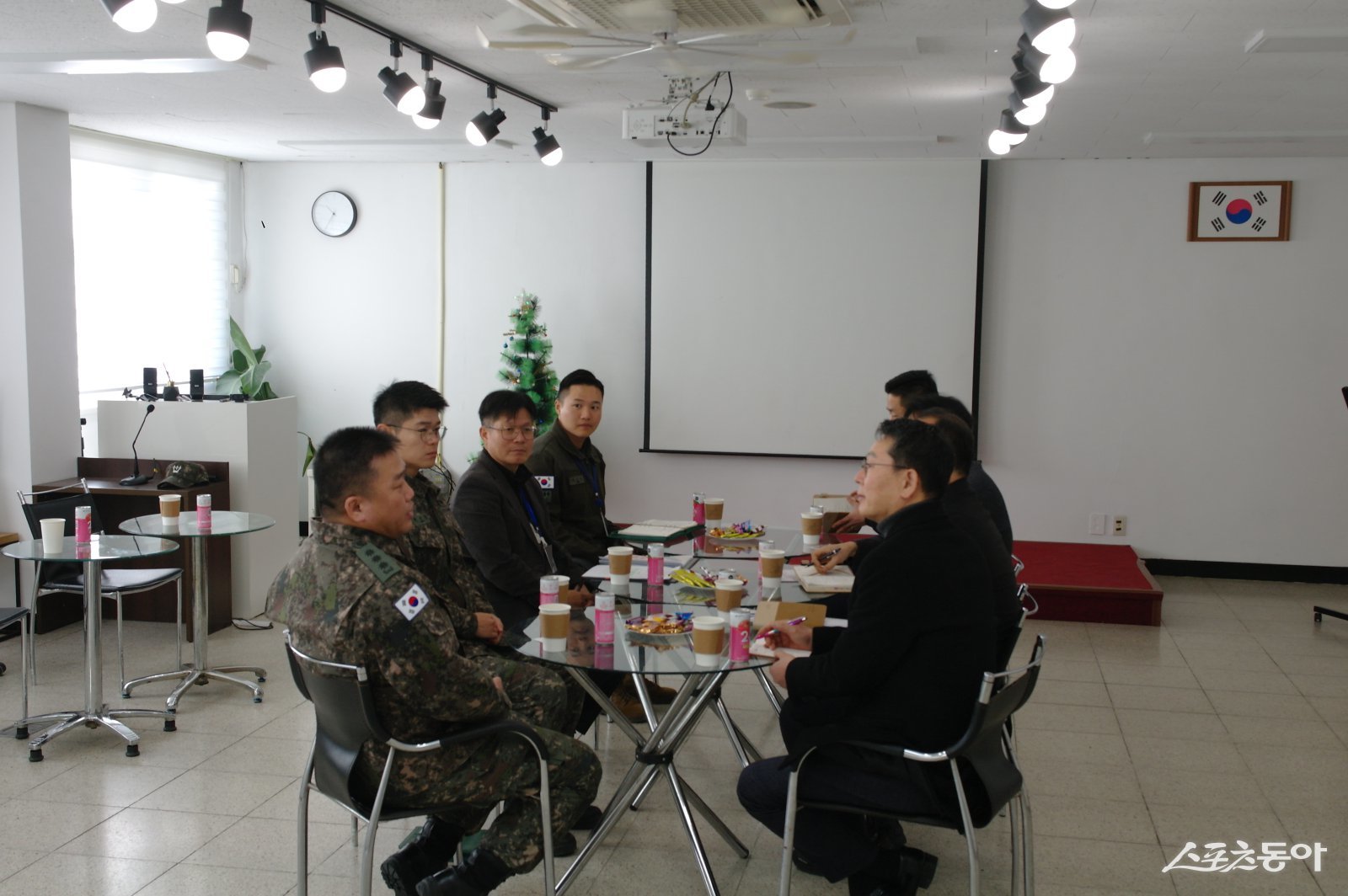 지난 4일 안전환경국장을 비롯한 관계 직원들이 관내 1항공여단을 방문해 여단장 등 부대 관계자와 헬기 소음 저감 조치에 대해 면담을 하고 있다. 사진제공|하남시