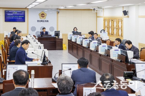 경상북도의회 예산결산특별위원회가 경상북도와 경상북도교육청이 제출한 2026년도 예산안 및 기금운용계획안 종합심사를 하고 있다. 사진제공 ㅣ 경북도의회
