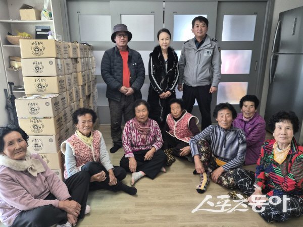 가수 헤라가 하동 중평리 상촌마을에서 어르신들께 기부 활동을 진행하고 있다. 사진제공 ㅣHR엔터페인먼트