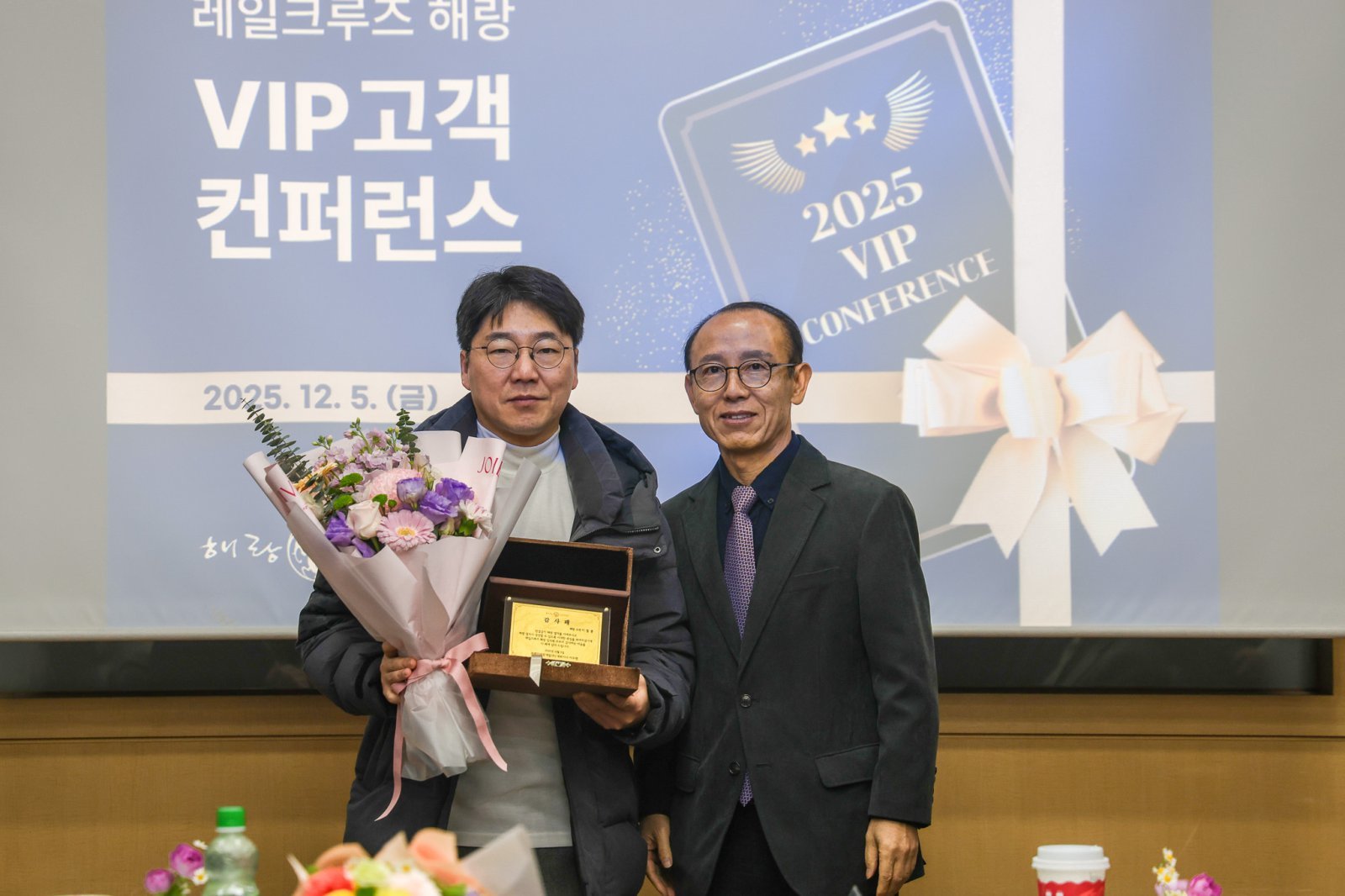 이우현 코레일관광개발 대표이사 직무대행(오른쪽)이 해랑 VIP고객 컨퍼런스 후, 해랑 VIP고객과 기념사진을 촬영하고 있다