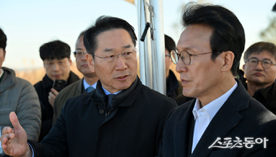 유정복 시장이 지난 11월 21일 수도권매립지에서 김민석 국무총리와 매립 현황과 매립장 사용종료에 따른 활용방안을 점검하고 있다(왼쪽부터 유정복 시장, 김민석 총리). 사진제공|인천시