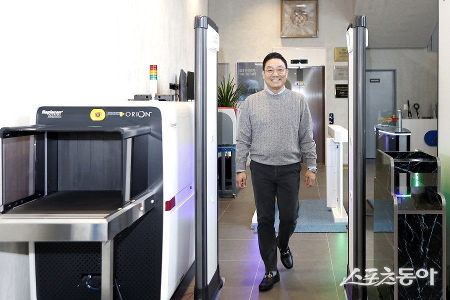 보안 검색 장비 전문기업 ㈜인씨스(대표 남현식)는 시범사업 참여 이후 직원 만족도 향상과 업무 효율 증대 등 눈에 띄는 성과를 내고 있다고 밝혔다(㈜인씨스 남현식 대표). 사진제공｜경기도