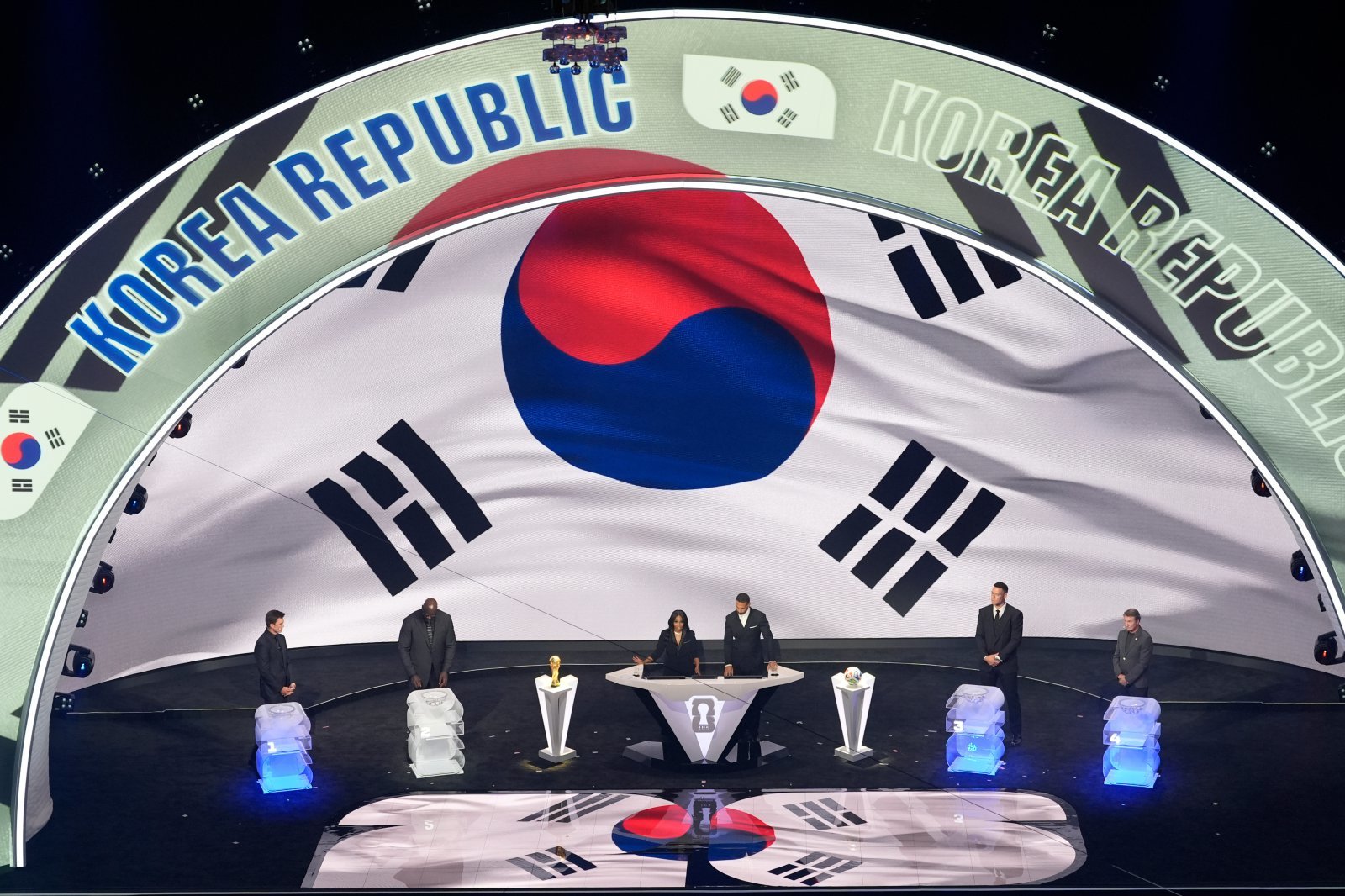 2026북중미월드컵 조추첨식이 열린 6일(한국시간) 미국 워싱턴DC의 존F.케네디센터에서 한국의 조추첨 차례가 되자 단상에 태극기 이미지가 나타나고 있다. 워싱턴|AP뉴시스