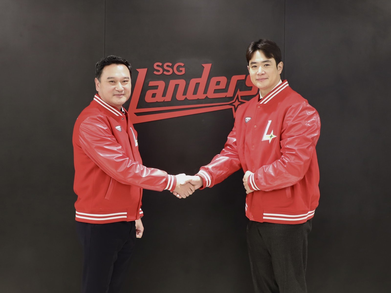 자유계약 신분이 김재환(오른쪽)이 5일 SSG와 다년계약을 체결했다. SSG는 김재환을 영입하기 위해 2년 총액 22억 원을 쏟아부었다. 계약을 마친 뒤 김재섭 SSG 랜더스 대표이사와 사진촬영을 하고 있는 김재환. 사진제공|SSG 랜더스