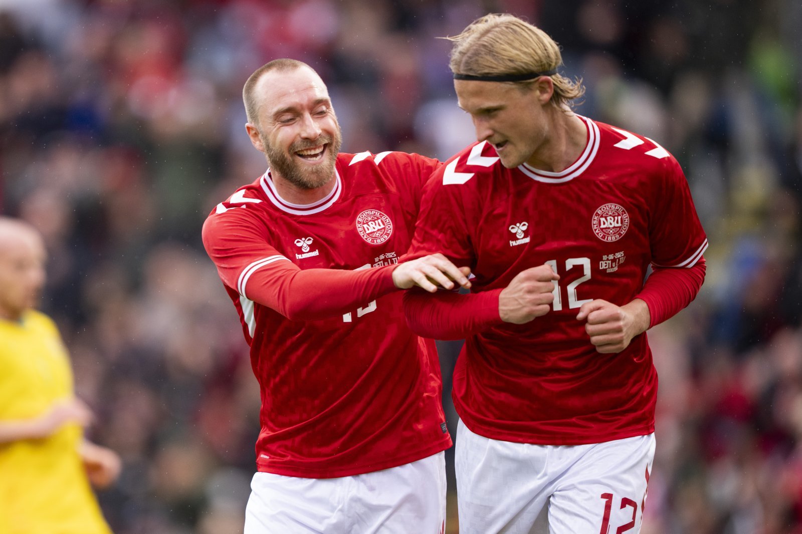 덴마크 크리스티안 에릭센(왼쪽)과 카스퍼 돌베르가 6월 오덴세 스타디움에서 열린 북중미월드컵 유럽 예선 홈경기서 리투아니아를 상대로 득점한 뒤 기뻐하고 있다. 오덴세(덴마크)|AP뉴시스