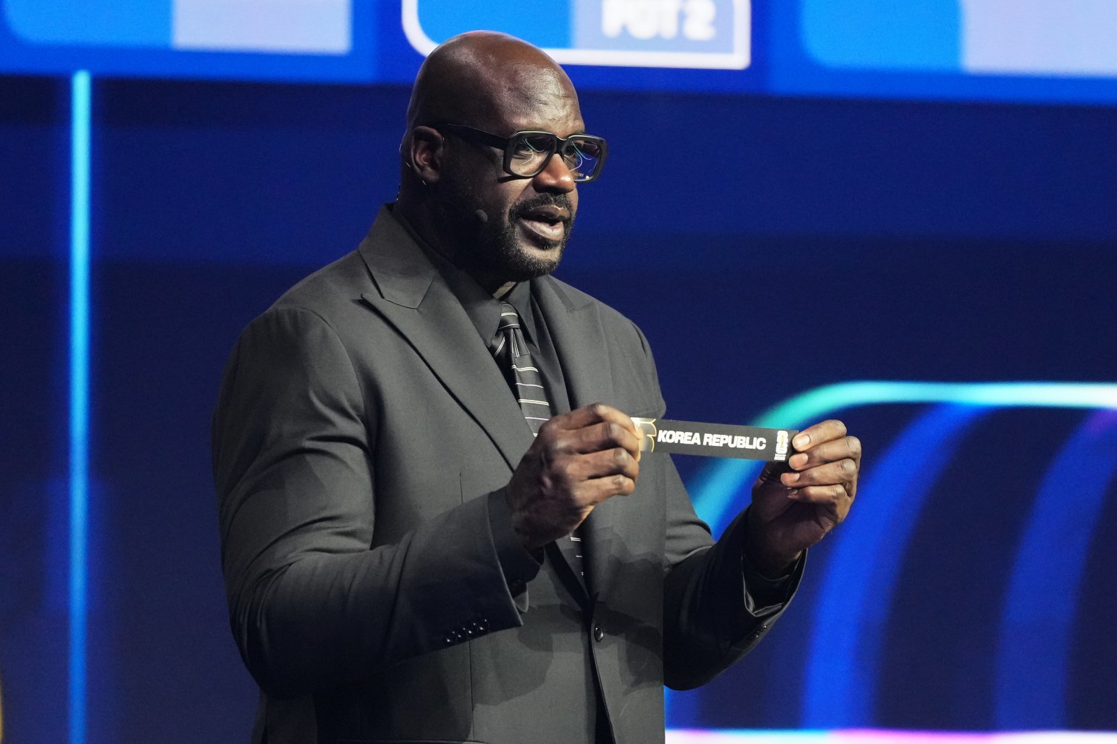 한국축구가 내년 6월 개막하는 2026북중미월드컵 조별리그 A조에서 유럽 플레이오프(PO) 승자, 멕시코, 남아프리카공화국과 차례로 격돌한다. 최악의 시나리오는 피했지만, 방심은 금물이다. 오히려 서로 간 실력이 비슷해 혼전 양상이 될 수 있다. 6일(한국시간) 워싱턴에서 열린 월드컵 조 추첨식에서 한국을 뽑는 샤킬 오닐. 워싱턴|AP뉴시스