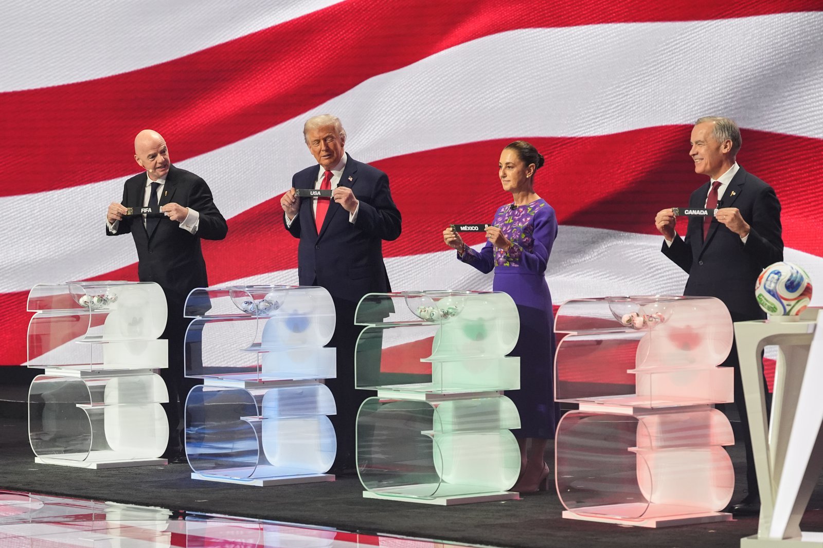 지아니 인판티노 FIFA 회장, 도널드 트럼프 미국 대통령, 클라우디아 셰인바움 멕시코 대통령, 마크 카니 캐나다 총리(왼쪽부터)가 6일(한국시간) 워싱턴DC 케네디센터에서 열린 북중미월드컵 조 추첨식에서 추첨을 하고 있다. 이번 대회는 참가국이 늘어난 덕분에 토너먼트 진출 문턱이 낮아졌지만 강호들의 강세는 더욱 강할 것으로 보인다. 워싱턴│AP뉴시스