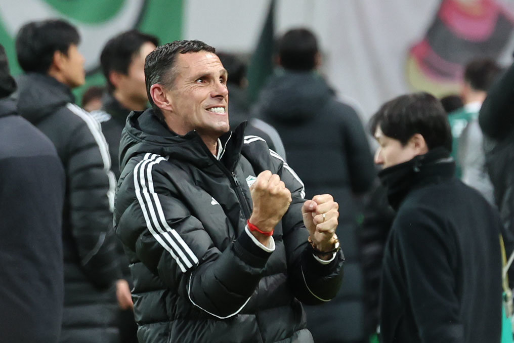 거스 포옛 전북 감독이 6일 서울월드컵경기장에서 열린 코리아컵 결승전에서 연장 접전 끝에 광주를 꺾고 우승한 뒤 시상식에 앞서 주먹을 불끈 쥐며 환호하고 있다. 상암|뉴시스