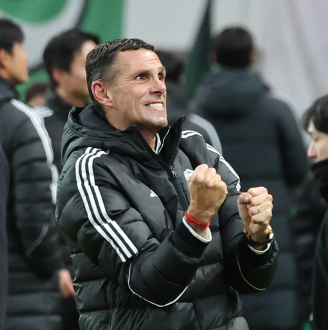 전북 현대에 ‘우승 DNA’를 되찾아준 거스 포옛 감독이 9일 한국을 떠났다. 6일 서울월드컵경기장서 열린 코리아컵 결승전을 우승한 뒤 주먹을 불끈쥐며 기뻐하는 모습. 뉴시스