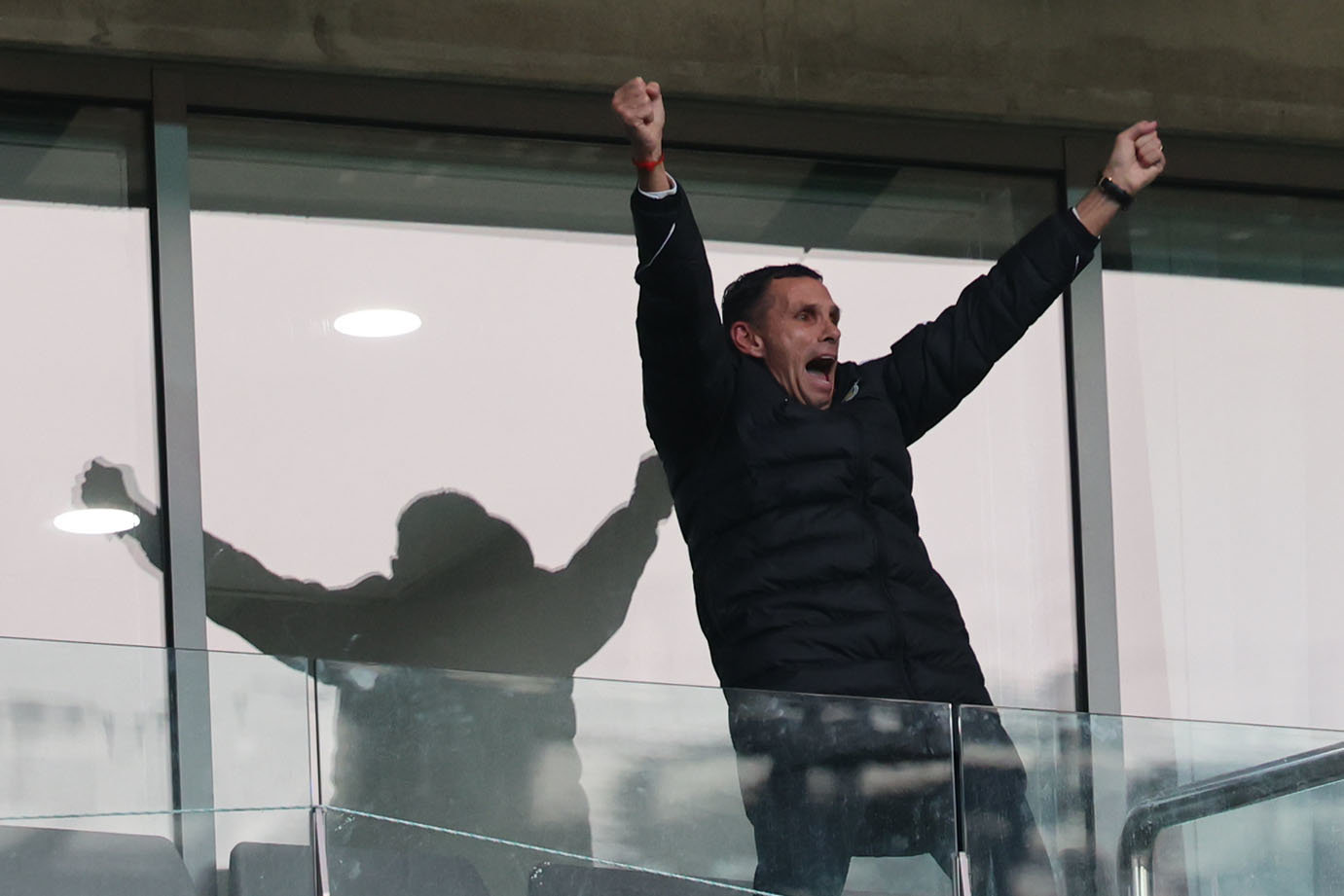 직전 경기 퇴장 여파로 6일 서울월드컵경기장에서 열린 광주와 코리아컵 결승전을 스카이박스에서 원격 지휘한 거스 포옛 감독이 연장 접전 끝에 우승이 확정되자 “바모스”를 외치며 기뻐하고 있다. 상암|뉴시스