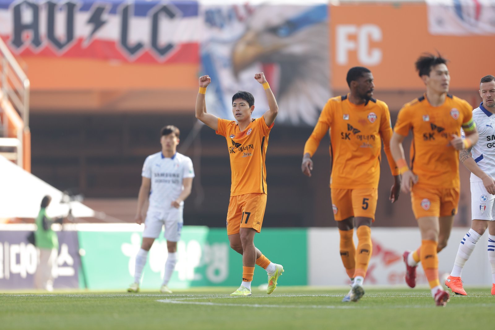 제주 김승섭(가운데)이 7일 수원과 승강 PO 2차전 홈경기서 득점한 뒤 기뻐하고 있다. 사진제공｜한국프로축구연맹
