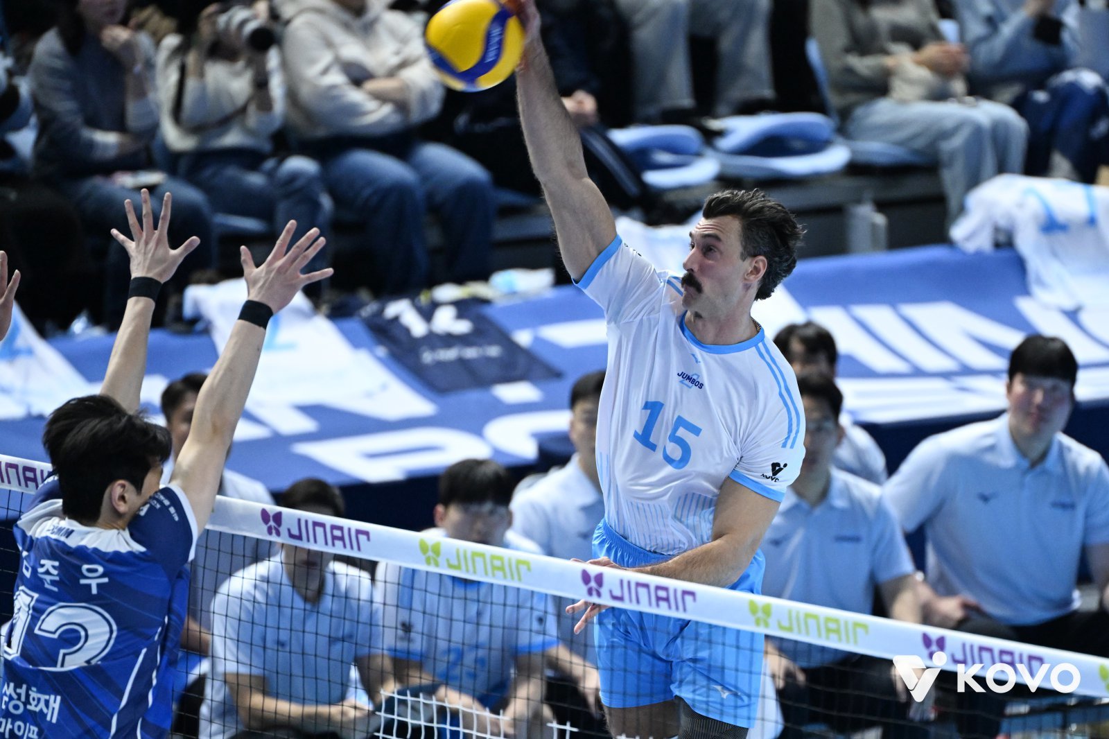 대한항공 러셀(뒤)이 7일 인천 계양체육관에서 벌어진 삼성화재와 V리그 3라운드 홈경기 도중 상대 블로커를 뚫고 공격하고 있다. 사진제공│KOVO