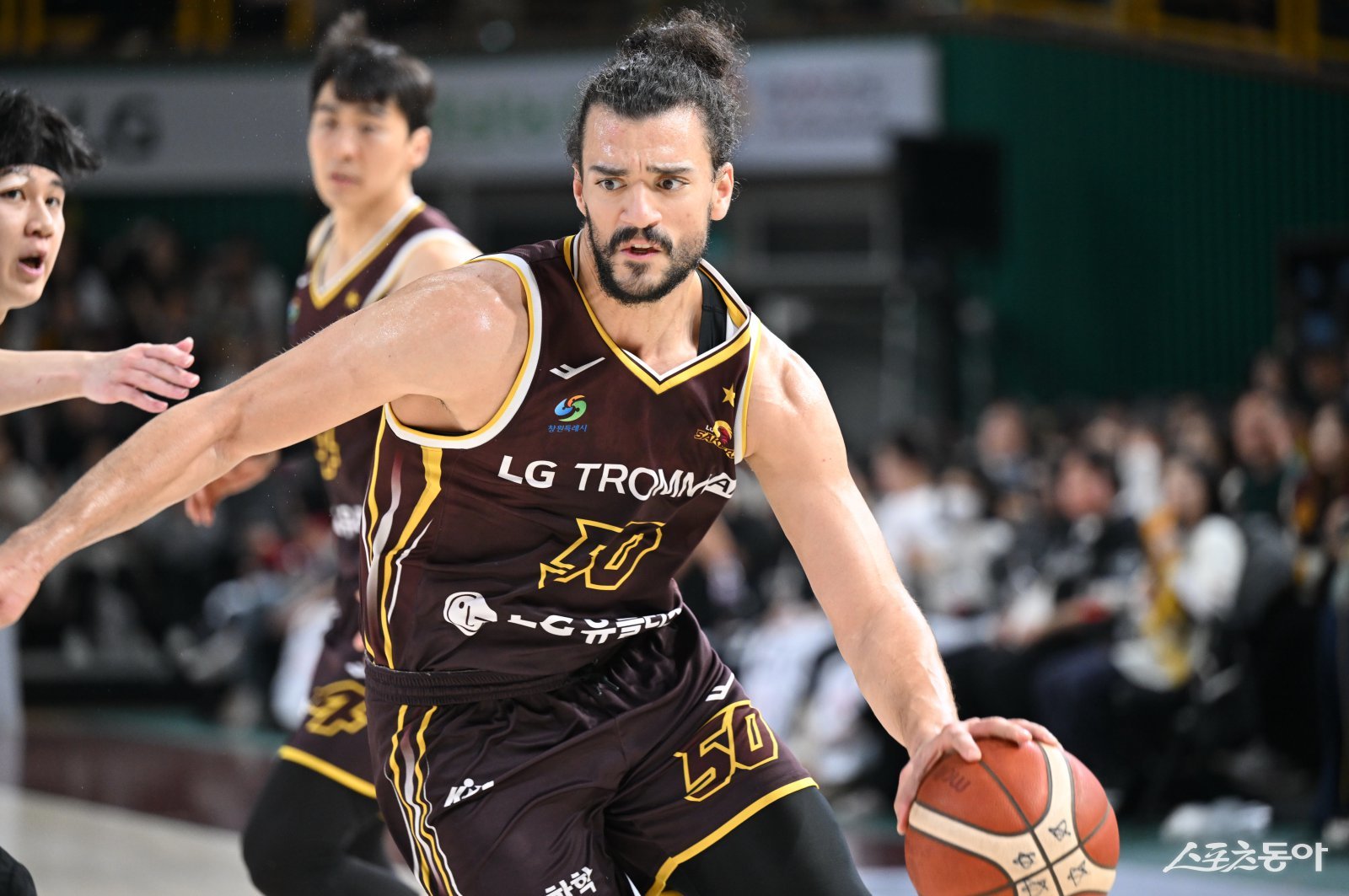 LG 아셈 마레이가 7일 창원체육관에서 열린 KT전 도중 돌파를 시도하고 있다. 사진제공|KBL