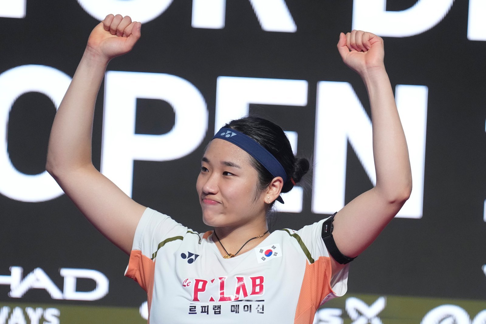 안세영은 15일 중국 항저우에서 열릴 BWF 올해의 선수상 수상 발표를 기다리고 있다. 그는 올해 여자선수 사상 첫 3연패에 도전한다. 사진은 올해 10월 덴마크오픈에서 금메달을 따낸 직후 모습. 오덴세(덴마크)│AP뉴시스
