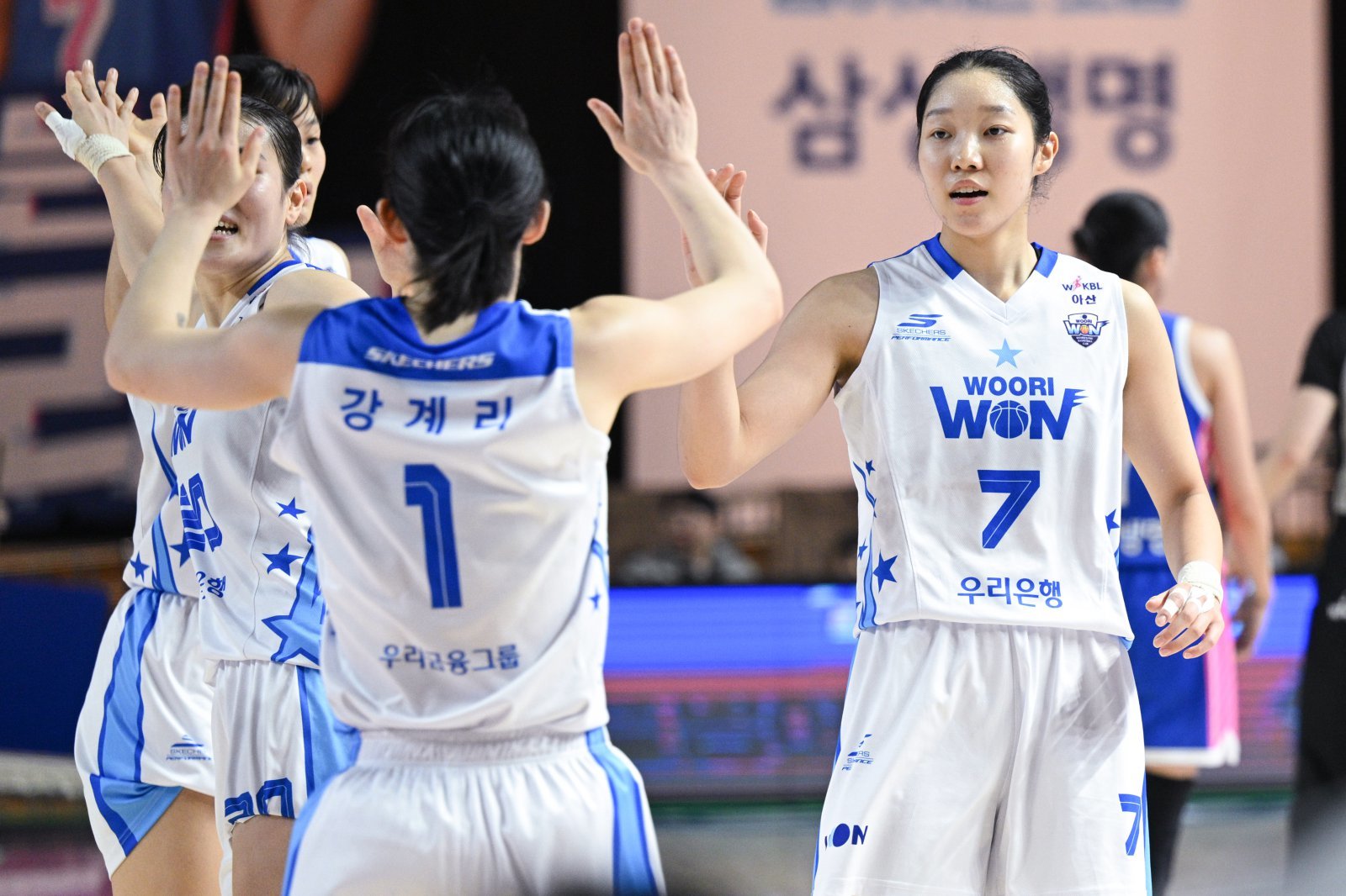 우리은행 이민지(7번)는 7일 용인서 열린 삼성생명전에서 한 시즌 개인 최다 득점인 14점을 기록하며 연패 탈출에 앞장섰다. 사진제공|WKBL