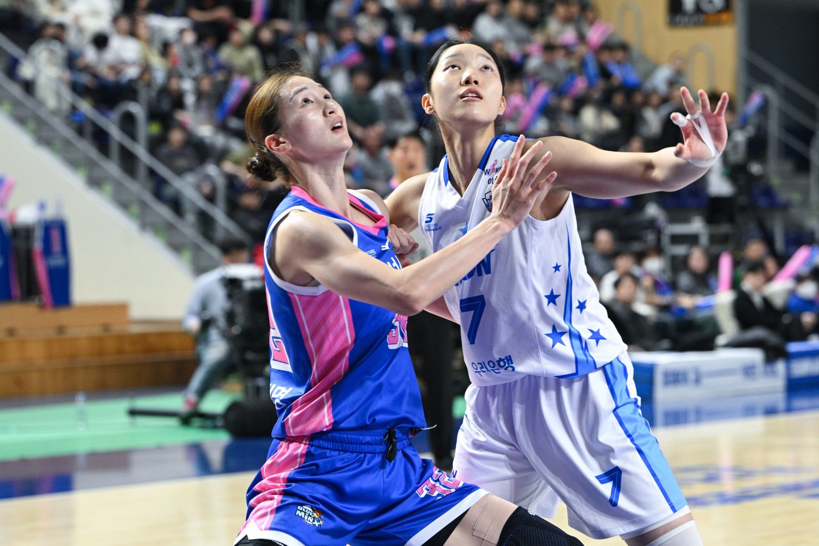 우리은행 이민지(오른쪽)는 7일 용인서 열린 삼성생명전에서 한 시즌 개인 최다 득점인 14점을 기록하며 연패 탈출에 앞장섰다. 사진제공|WKBL