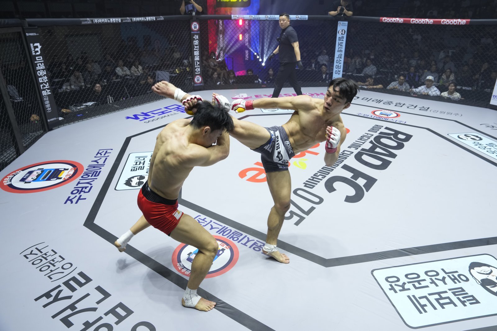 조준건(오른쪽)이 7일 장충체육관에서 열린 ‘굽네 로드FC 075’에서 정재복에게 킥 공격을 시도하고 있다. 사진제공｜로드FC