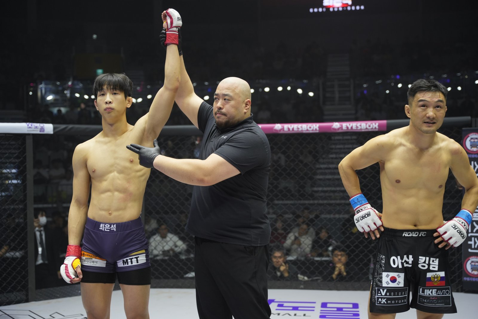 최은석(왼쪽)이 7일 장충체육관에서 열린 ‘굽네 로드FC 075’에서 최 세르게이(오른쪽)를 상대로 1라운드 1분 33초 만에 KO 승리를 거뒀다. 사진제공｜로드FC