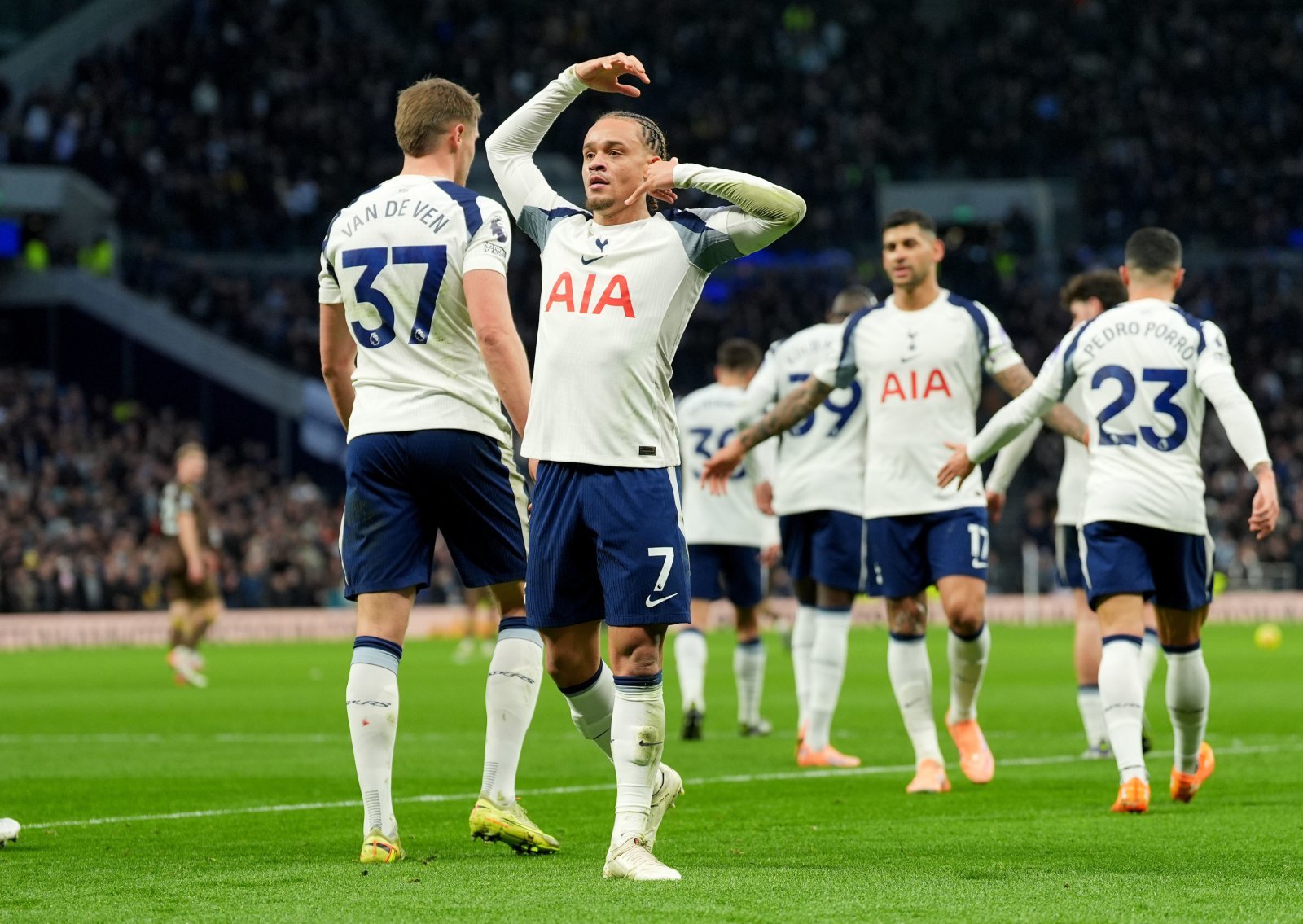 토트넘의 사비 시몬스(7번)가 7일(한국시간) 토트넘 홋스퍼 스타디움서 열린 브렌트포드와 EPL 홈경기에서 득점한 뒤 기뻐하고 있다. 런던｜AP뉴시스