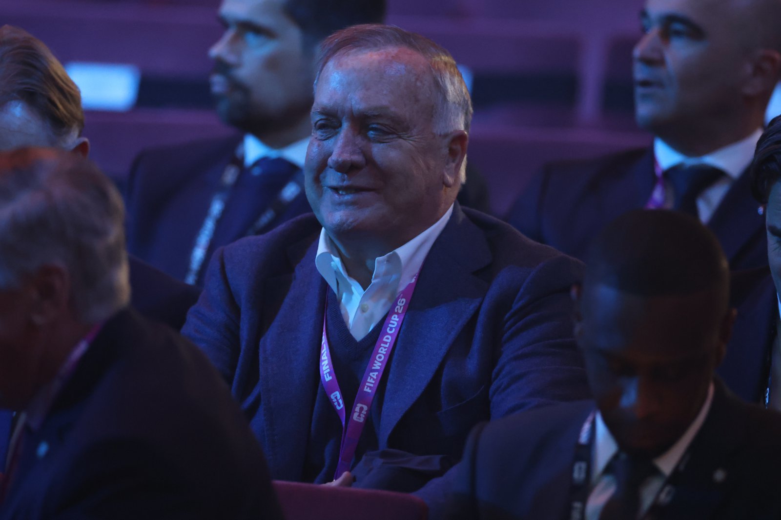 아드보카트 퀴라소 감독이 6일(한국시간) 워싱턴DC 케네디센터에서 열린 북중미월드컵 조 추첨식에 참가해 추첨 결과를 확인하고 있다. 워싱턴│AP뉴시스