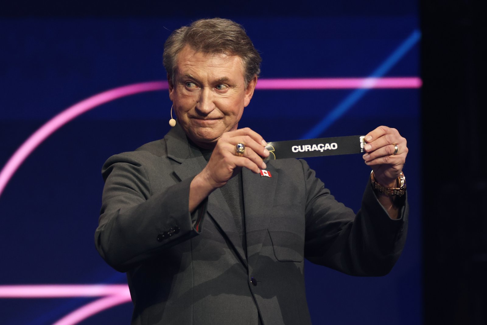 웨인 그레츠키가 6일(한국시간) 워싱턴DC 케네디센터에서 열린 북중미월드컵 조 추첨식에 참가해 퀴라소를 뽑고 있다. 워싱턴│AP뉴시스