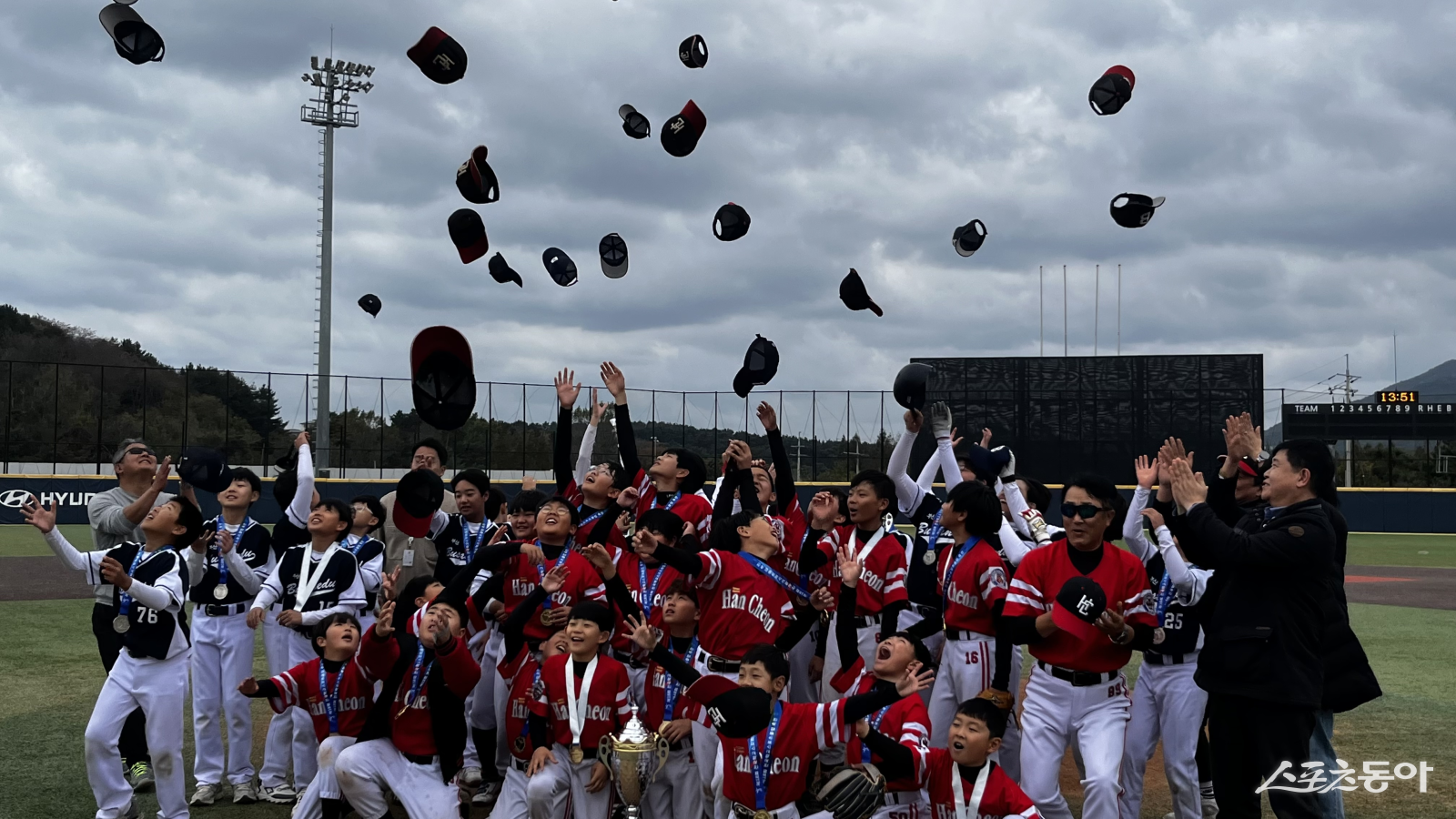 우승 후 모자를 던지는 한천초 학생들. 사진|이선명 학생기자