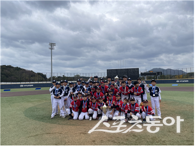 결승전을 마친 뒤 나란히 선 한천초(빨강), 부산교대부설초 학생들. 사진｜한정흠 학생기자