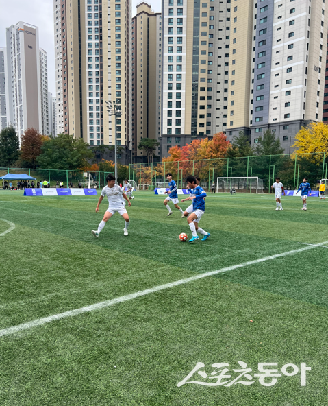 제18회 전국학교스포츠클럽축전 풋살대회에 출전한 하늘빛중의 경기 모습. 사진|유빈 학생기자