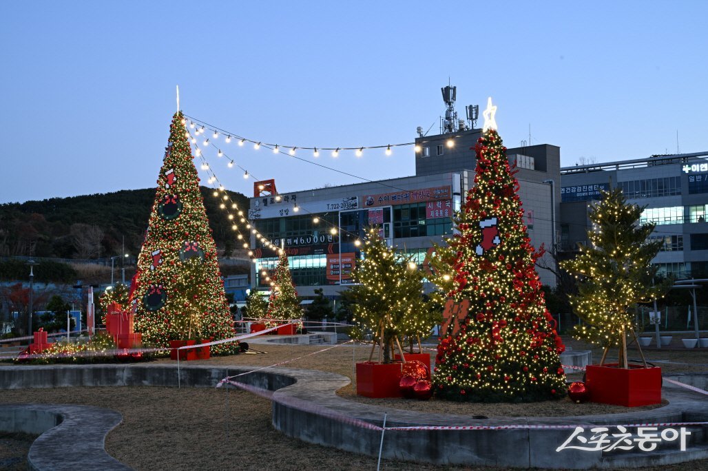 부산 기장군 ‘오시리아 물음표 공원’ 겨울 야간 경관 조성. (사진제공=기장군)