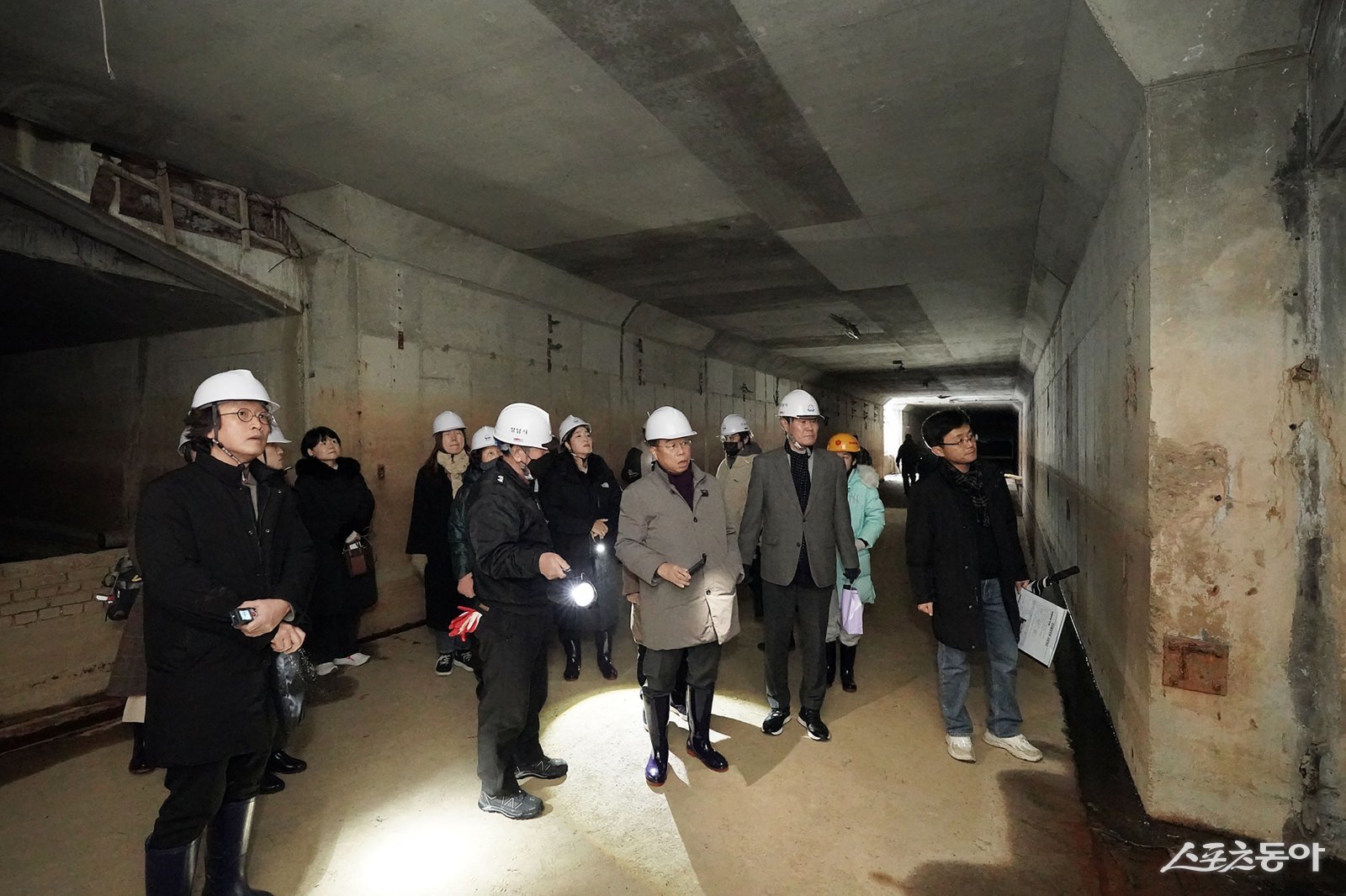 6일 성남물빛정원 지하 공간 시민 탐사대와 현장 방문 중인 신상진 시장(앞줄 윈쪽 세번째) 사진제공ㅣ성남시 