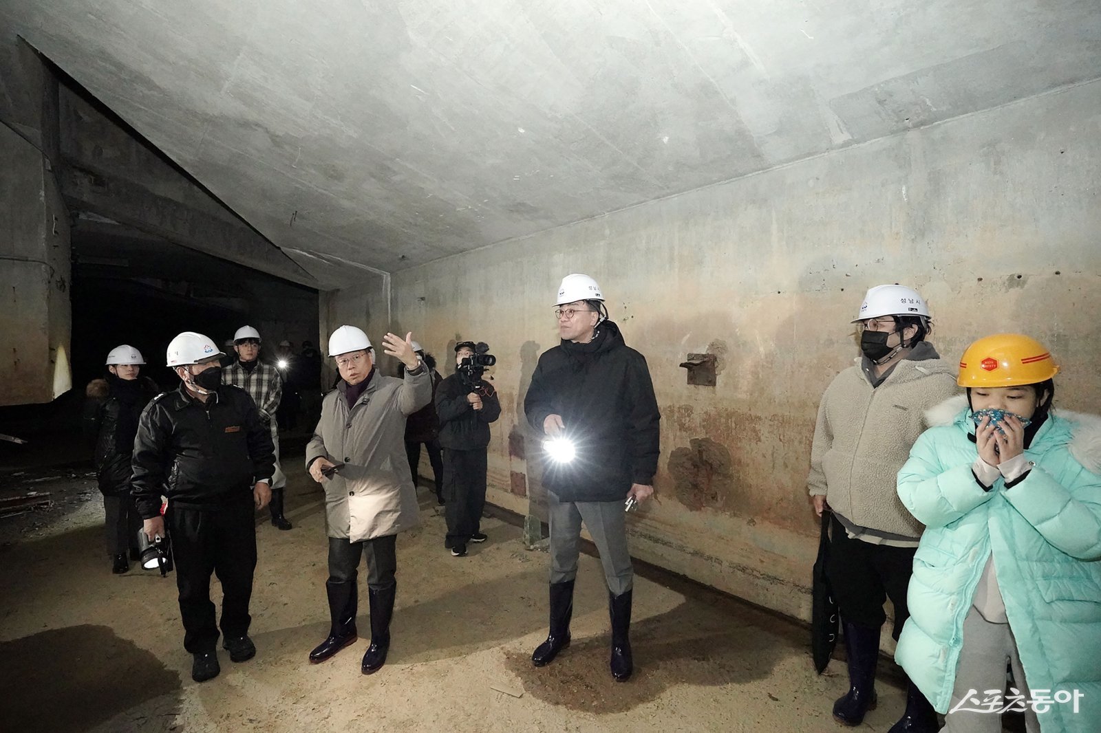 6일 성남물빛정원 지하 공간 시민 탐사대와 현장 방문 중인 신상진 시장(앞줄 윈쪽 두번째) 사진제공ㅣ성남시 