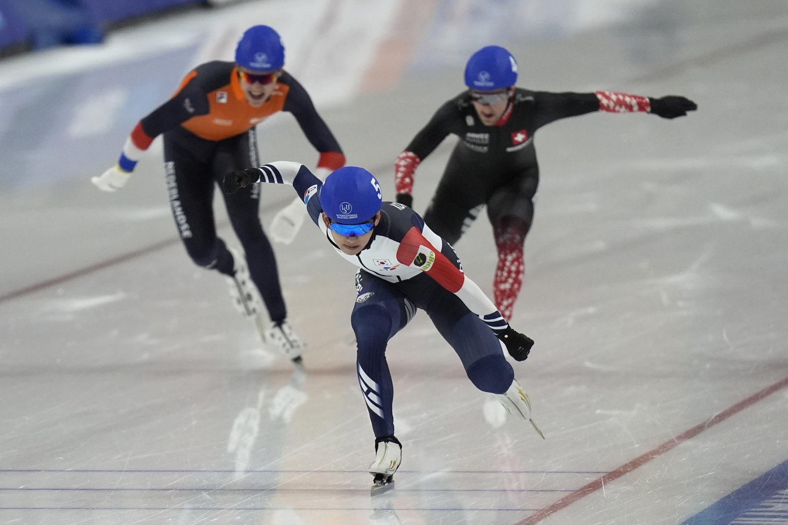 정재원(앞)이 8일(한국시간) 네덜란드 헤이렌베인 티알프빙상장에서 열린 스피드스케이팅 남자 매스스타트에서 은메달을 차지했다. AP뉴시스