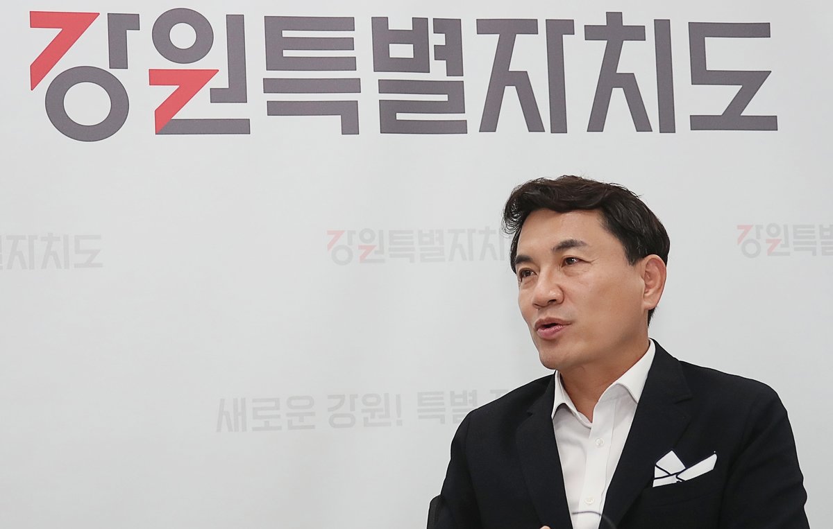 김진태 강원도지사 8일 도청에서 열린 기자 간담회에서 용문∼홍천 광역철도 사업을 “수도권과 강원 내륙을 직접 연결하는 생명선”으로 규정하며 예비 타당성 조사 통과에 대한 강한 의지를 표명했다. 사진제공 ㅣ 강원도청